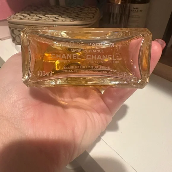 CHANEL No. 5 Eau de Parfum with Gold Hue - Picture 6 of 7